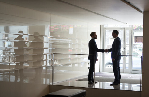 zmowa spotkanie interesy uscisk dloni