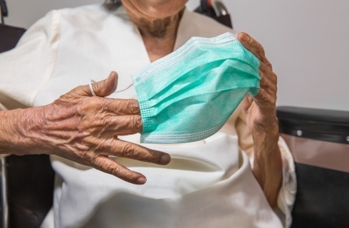 senior maska koronawirus