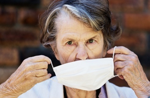 senior maska koronawirus