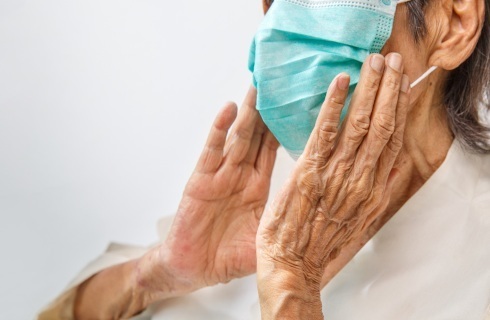 senior maska koronawirus