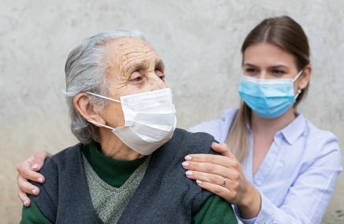senior maska koronawirus