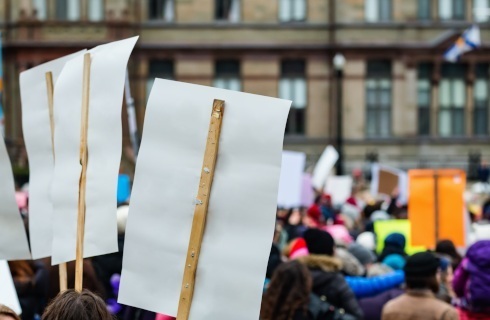 Czy policja ma prawo legitymować prewencyjnie demonstrantów?