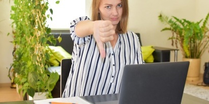 zalamany nauczyciel laptop