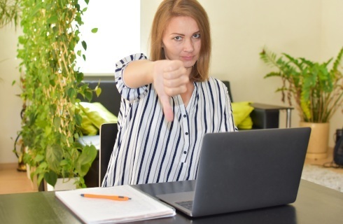 zalamany nauczyciel laptop