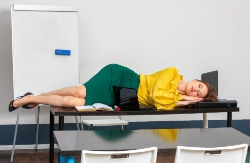 zmeczony spiacy nauczyciel