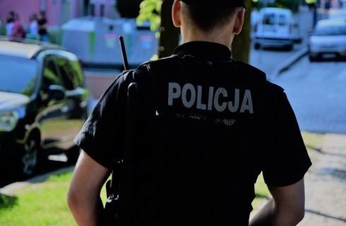 Policjant ma prawo użyć broni, gdy kierowca próbuje go potrącić