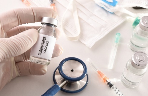 Przychodnie powinny najpierw szczepić lekarzy, pielęgniarki i farmaceutów, a potem osoby starsze