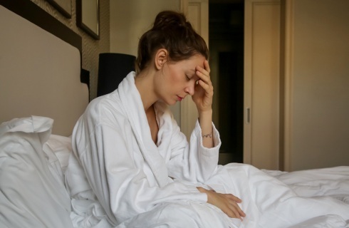 Depresja poporodowa rzadko leczona - przepisy są, ale o pomoc trudno