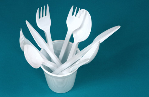 Kubki i talerze plastikowe szybko nie znikną z polskich sklepów