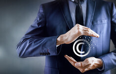 copyright znak towarowy mezczyzna garnitur dlonie