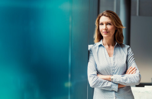 biznes kobieta sciana