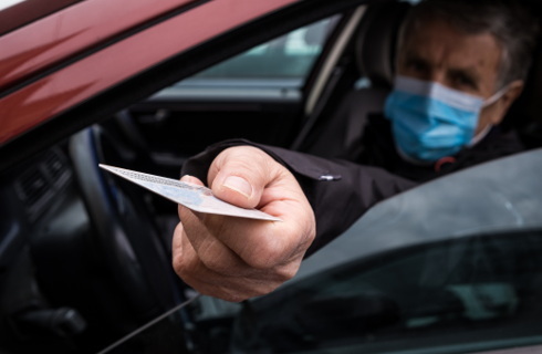 koronawirus maseczka maska kierowca kontrola samochod