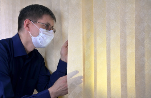 Kwarantanna rodzinna - rząd "przepuścił" wielu, by kontrolować nielicznych