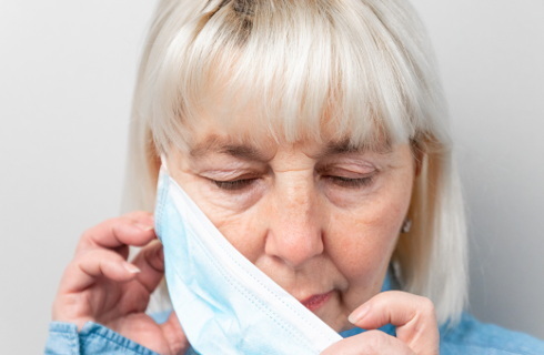 Maseczki po zdrowych - do zmieszanych, szczególne zasady wyrzucania śmieci chorych i izolowanych