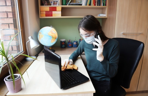 Raport: Po pandemii firmy nie chcą przechodzić w pełni na pracę zdalną