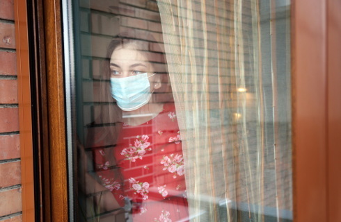 Krótsza kwarantanna dla osób mieszkających z zakażonym domownikiem