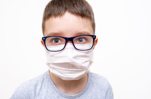 koronawirus maseczka maska chlopiec