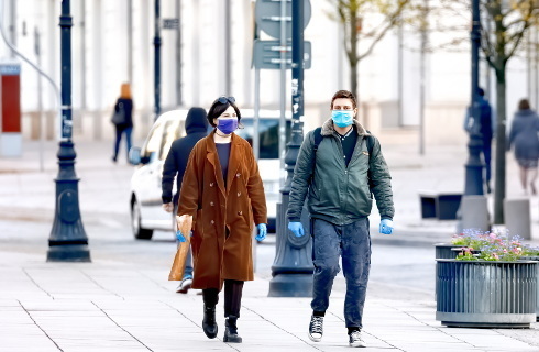 MZ: Okazywanie zaświadczenia uprawniającego do chodzenia bez maseczki naruszałoby konstytucję