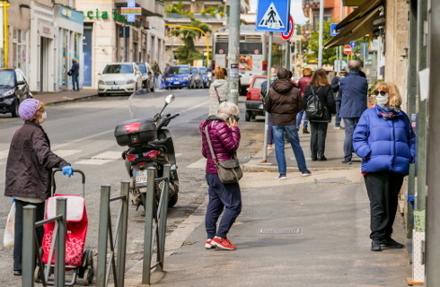 koronawirus polska kolejka maska