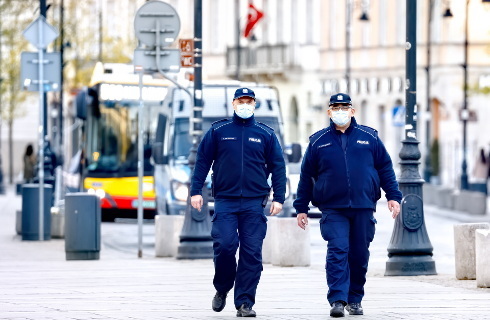 Policjant poleci, obywatel ma słuchać - COVID-19 zmienił kodeks wykroczeń