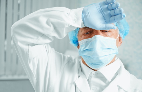 Odpowiedzialność karna lekarza - taka sama na etacie i na kontrakcie