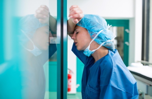 Kwarantanna po nowemu - 30 tysięcy medyków wraca do szpitali