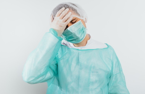 Wojewoda kieruje lekarzy i pielęgniarki do walki z epidemią, czasem wbrew prawu