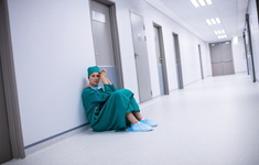 koronawirus zmeczony lekarz