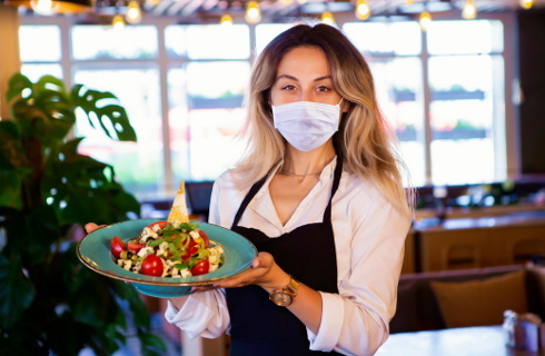 Wicepremier chce otwierać usługi dla zaszczepionych, branża oczekuje realnej pomocy