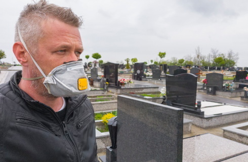 Gminy mogą zamknąć cmentarze, ale na razie apelują i czekają na decyzje rządu