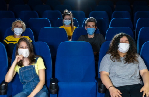 kino koronawirus maseczka