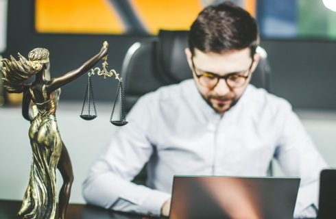 Rząd sypie pieniędzmi dla pracowników prokuratury - wzrost płac o ponad 21 proc.