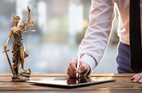 Premier wstrzymuje podwyżki dla kuratorów - związki zaniepokojone