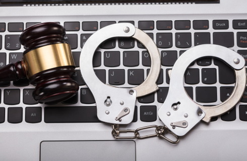 mlotek kajdanki laptop