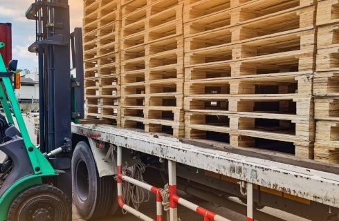 wozek widlowy palety ciezarowka