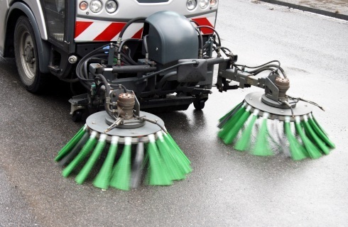 Jaką stawką VAT należy opodatkować usługi utrzymania czystości i porządku oraz utrzymania dróg na terenie miasta?