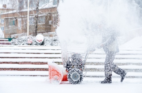 W zimie zarządca nieruchomości odśnieża nie tylko chodnik, ale i dach