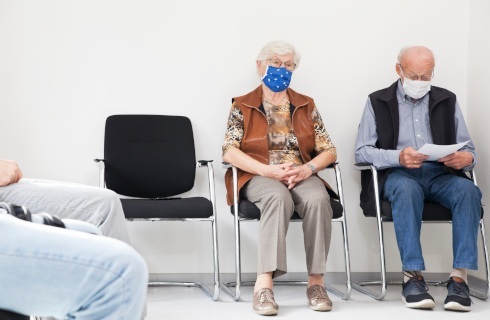 Czwarta dawka szczepionki Covid-19 na razie zalecana seniorom, ale to może się zmienić