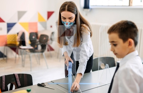 dziecko lekcje szkola klasa koronawirus