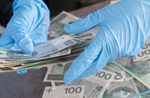 Pandemia dziurawi budżet NFZ. Będzie mniej pieniędzy na świadczenia i wynagrodzenia