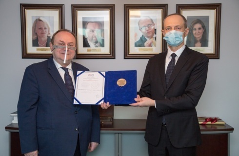 maciej gawronski odbiera nagrode uodo