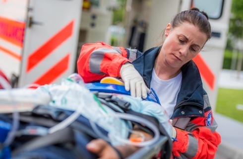 Ratownik medyczny nauczy się na kursie, jak robić USG i stwierdzać zgon