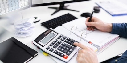 kalkulator liczy faktura