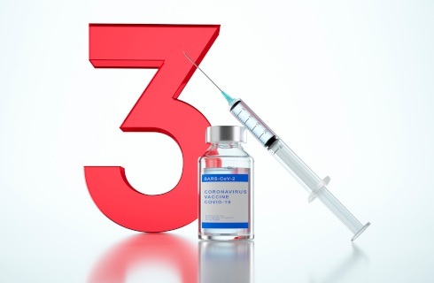 Trzecia dawka nie zawsze i nie wszędzie przedłuża paszport covidowy