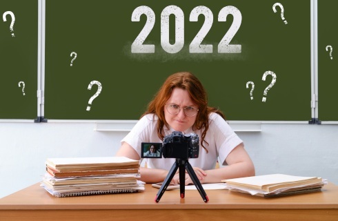 rok 2022 szkola tablica nauczycielka aparat