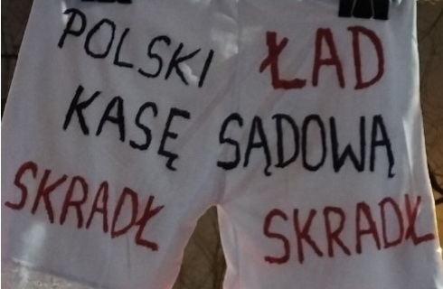 Covid zawiesza "czerwone miasteczko", ale protest pracowników sądów i prokuratur trwa