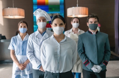 hotel personel covid koronawirus maseczka