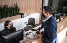 hotel recepcja covid koronawirus maseczka