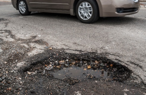 dziura droga asfalt samochod