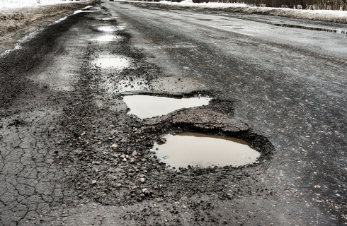 dziura droga asfalt